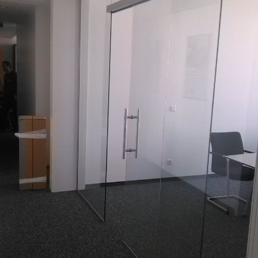 Glausbau innenbereich boden schwarz