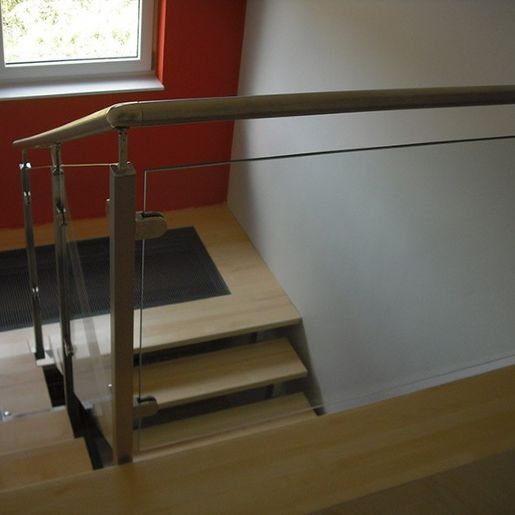 Glasgeländer rote wand