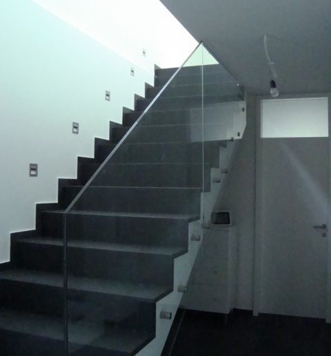 Glasgeländer steine